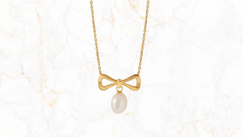 Bow pearl necklace with delicate charm